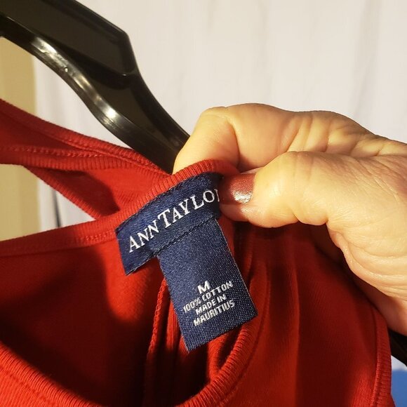 Ladies ANN TAYLOR Knit Shell in Red w/Large Keyhole Opening on Back - M - Picture 4 of 4